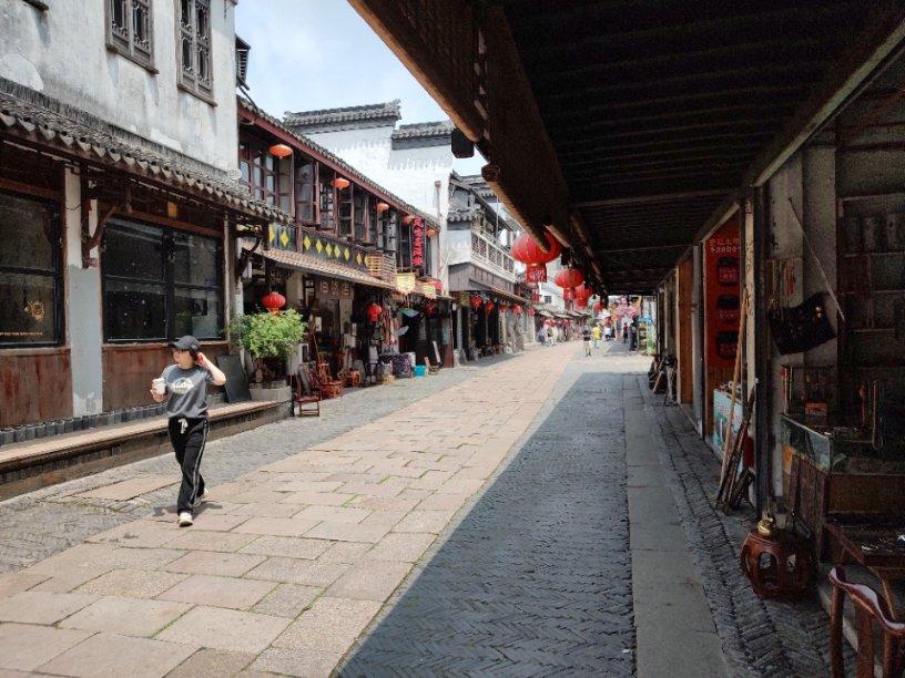 《繁花》爷叔至死不知,阿宝给自己留的后路,远比他的强上百倍
