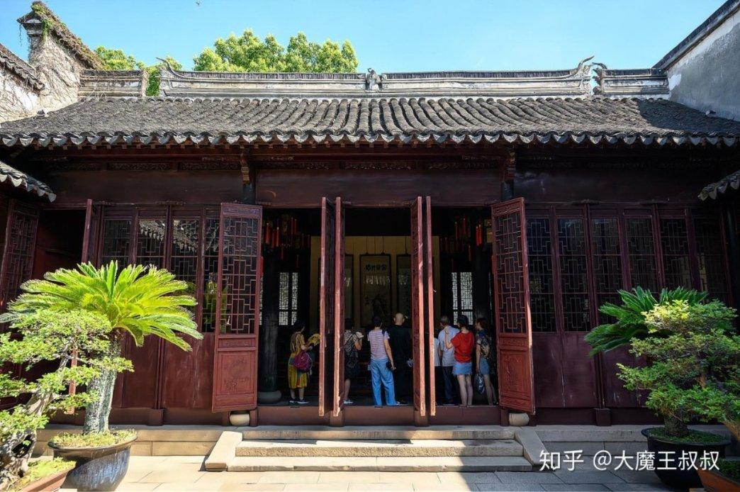 【直播吧在现场】C罗招呼伊琳过来合照一一满足现场合影要求