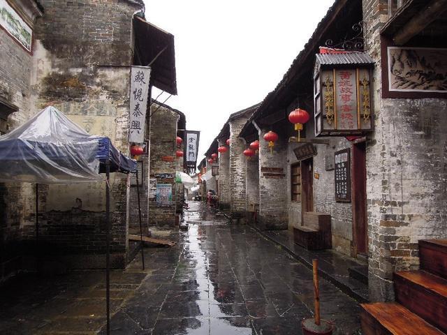 许冠文早年加入无线电视，被人称作喜剧之王，才能非常全面